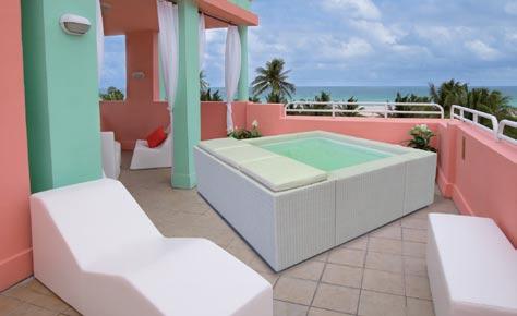 A jakmile se budete chtít prohřát ve slunečních paprscích, natáhnete se na pohodlné lehátko integrované na horním lemu bazénu.