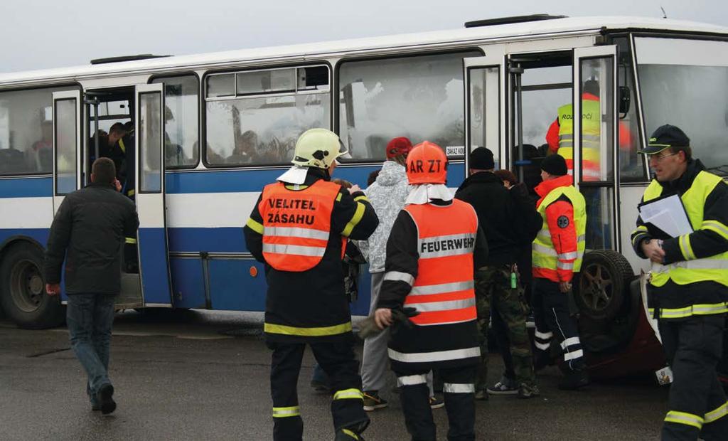 ZDRAVĚ PŘES HRANICE Healthacross: přeshraniční poskytování zdravotní péče Jihočeský kraj Dolní Rakousko SOUVISLOSTI PROJEKTU Pohraničí mezi jižními Čechami a Dolním Rakouskem, případně rozdělené