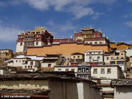 Městečko si stále zachovává staré centrum, tibetský kolorit a typickou tibetskou architekturu. Zastávka ve Qiaotou - návštěva Soutěsky skákajícího tygra.