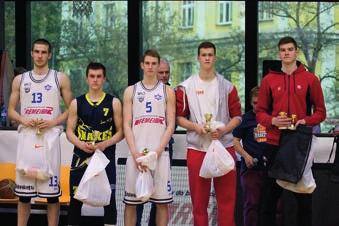 Kromě trojkového basketu mě ale v létě čeká ještě příprava basketbalové pětkové reprezentace do 20 let, která se od 15. do 23. července 2017 zúčastní Mistrovství Evropy na Krétě.