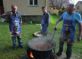 Je to společenská událost, kterou pořádáme v prostorách pod Obecním domem. Floriánkové posezení navštěvují nejen členové našeho sboru a občané obce, ale i lidé z okolních vesnic.