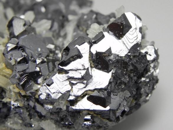 produktů Nejběžnějším minerálem je PbS galenit Obecně je odolné vůči kyselinám, rozpouští