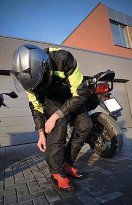 Pro motorkáře se vyrábějí speciální oděvy s kvalitní ochranou povrchu těla pro různá roční období.