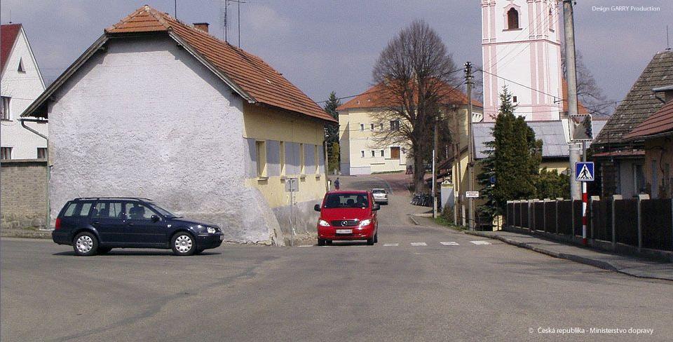 Červené vozidlo má přednost v jízdě před modrým. Modré vozidlo má přednost v jízdě před červeným. Jako první projede křižovatkou rychleji jedoucí vozidlo. 19.