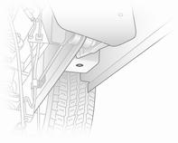 3. Podložku zvedáku umístěte pod otvor pro zvedání v blízkosti vyměňovaného kola. Dbejte na to, aby byl zvedák správně umístěný.