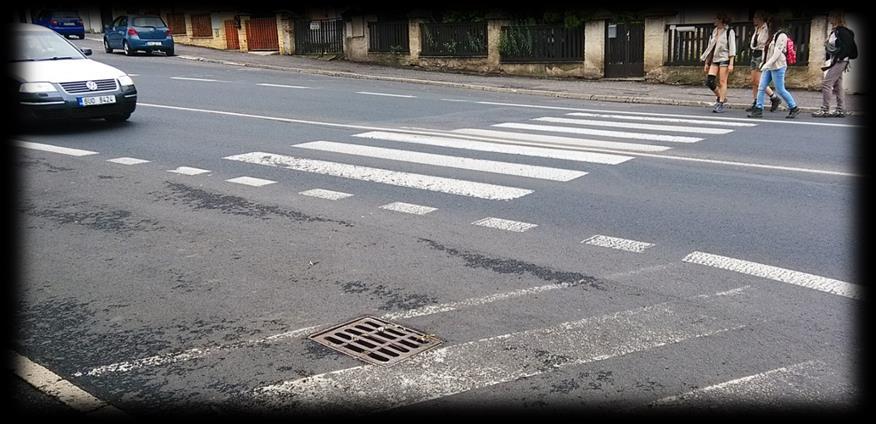 V místech vjezdu také obyvatelé ulice parkují svá vozidla. Mezi vjezdem/výjezdem a křižovatkou je také přechod pro chodce (viz Obrázek 10).