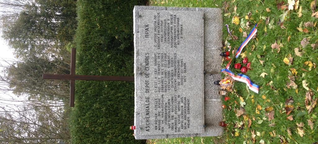 kniha mrtvých, kde jsou zaznamenány všichni zavraždění v Mauthausenu s datem a místem narození a úmrtí. Dne 24. října 2014, v den 72.