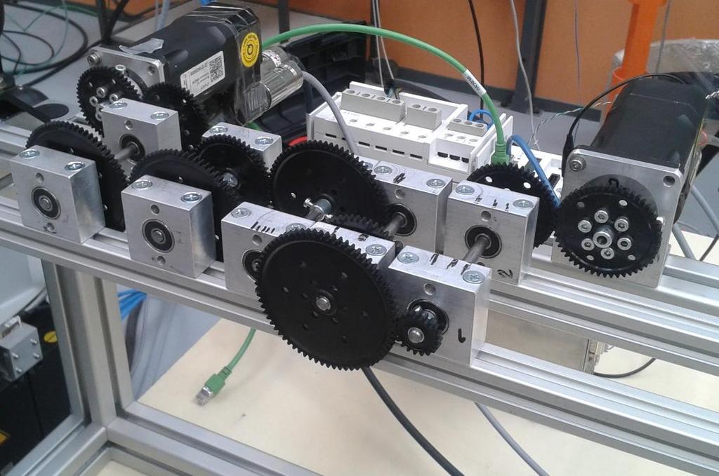 Obr. 11: Experiment s převody. 4.3.4. Předmět Mechatronika Předmět kombinující více oborů přidává k mechanické části také řízení.