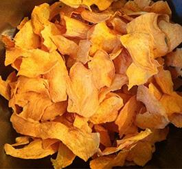 RECEPTY Chipsy ze sladkých brambor s rozmarýnem Sladké brambory nemusí být před konzumací tepelně upravené.