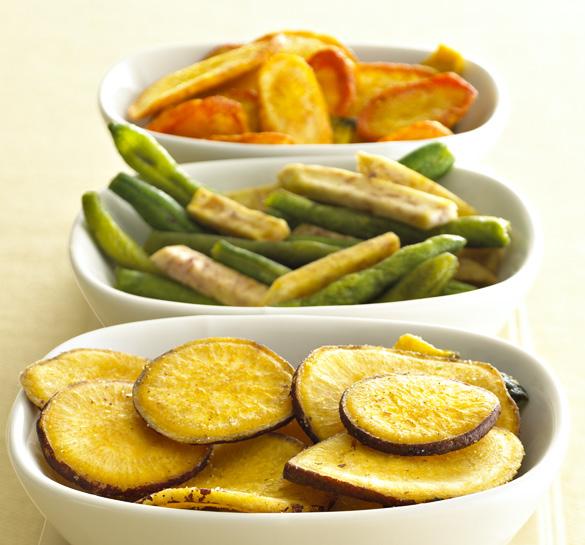 RECEPTY Zeleninové chipsy Nakrájejte na co nejtenčí plátky. Přidejte trochu oleje jakéhokoli druhu a sůl. Sušte při teplotě 57 C (135 F) po dobu 6-24.