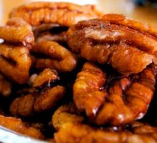 1 hrozen hroznového vína Kandované pekanové ořechy Smíchejte pekanové ořechy, javorový sirup, skořici a muškátový oříšek a vzniklou směs rozprostřete na sušicí fólii.