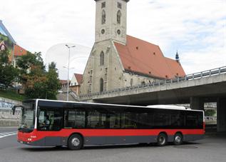 Základní myšlenkou tříosých nekloubových autobusů bylo nabídnout vozidlo, které se svou kapacitou částečně přiblíží kloubovým autobusům, nabídne nižší spotřebu pohonných hmot, více sedadel v