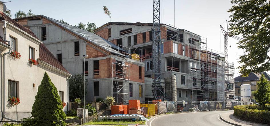 EBM Construct, s.r.o. LakePark Residence LAKEPARK RESIDENCE Stavba byla zahájena v září 2016 zajištěním pískovcové skály hřeby a stříkaným betonem.