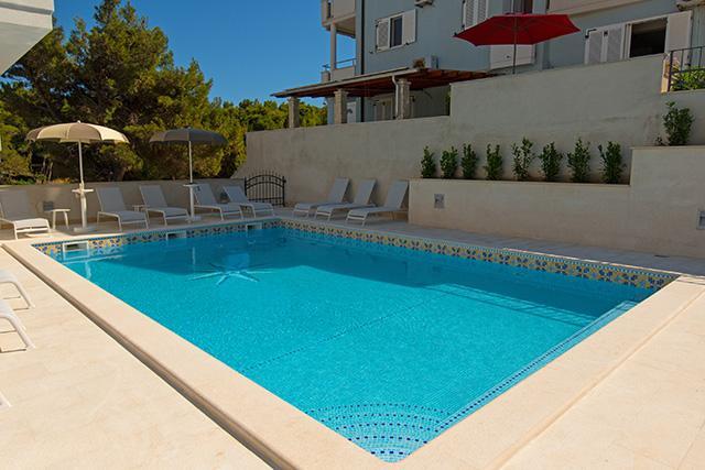 Otevřený bazén není zcela běžným doplňkem letní dovolené v Chorvatsku a jistě jej ocení zejména vaše děti. Pokoje jsou prostorné a klimatizované, kuchyň vždy plně vybavená. Fotogalerie: http://www.