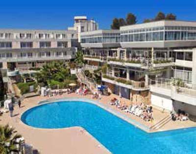 Chorvatsko Poreč HOTEL DELFÍN DÍTĚ DO 12 LET POBYT ZDARMA 100 m POLOPENZE 6% 7x ubytování s polopenzí, pobytovou taxu, asistenční službu POLOHA jeden z největších hotelů na Istrii, leží uprostřed