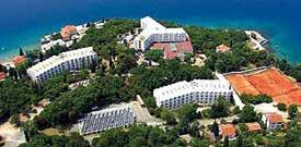 Ostrov Krk, Omišalj Hotel ADRIATIC** Poloha: 50 m od štrkovej a kamenistej pláže, 500 m od centra, poskytuje krásny výhľad na kvarnerský záliv.