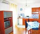 APT4 má dve spálne s manželskou posteľou a s oddelenými posteľami, obývačku s kompletne vybavenou kuchyňou, kúpeľňu, WC, balkón s výhľadom na more. S2 S3 APT3 APT2+2 APT4 3.6. 10.6. 380 415 575 575 610 10.