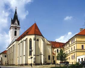 Šternberská kaple s rožmberskou růží, šternberskou hvězdou a letopočtem 1569. Architektonickou zvláštností interiéru je vzácné dvoulodí.