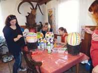 Dobrovolníci vyráběli i velikonoční vejce /Volunteers making Easter eggs/ a papíru, pletení pomlázky z vrbového proutí a tvorba košíčků s vařenými vejci pro lemury a kočkodany. 17. 4.