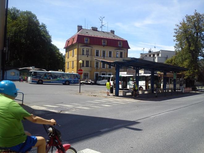 Špatný povrch, nízké nástupiště, špatné umístění označníků, úzké