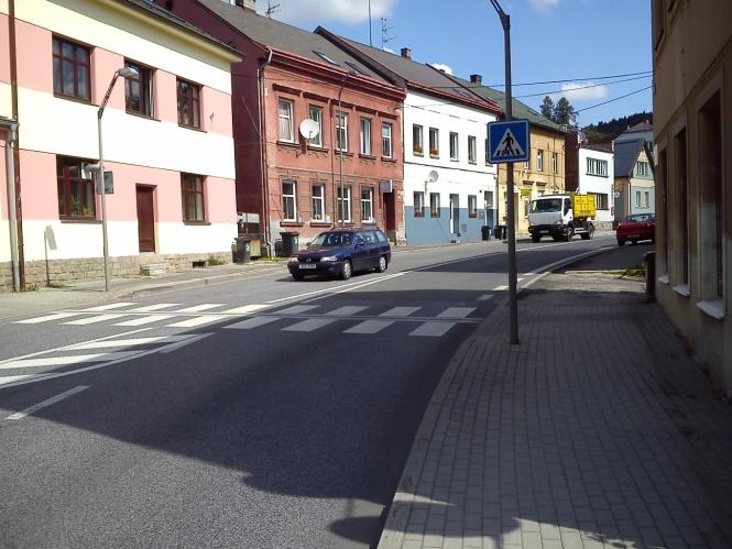 Mezi domy č.p. 34 a 35 chybí umělá vodicí linie. C3 C4p Chodník v místě napojení ul. U Valchy do Štefánikovy ul.