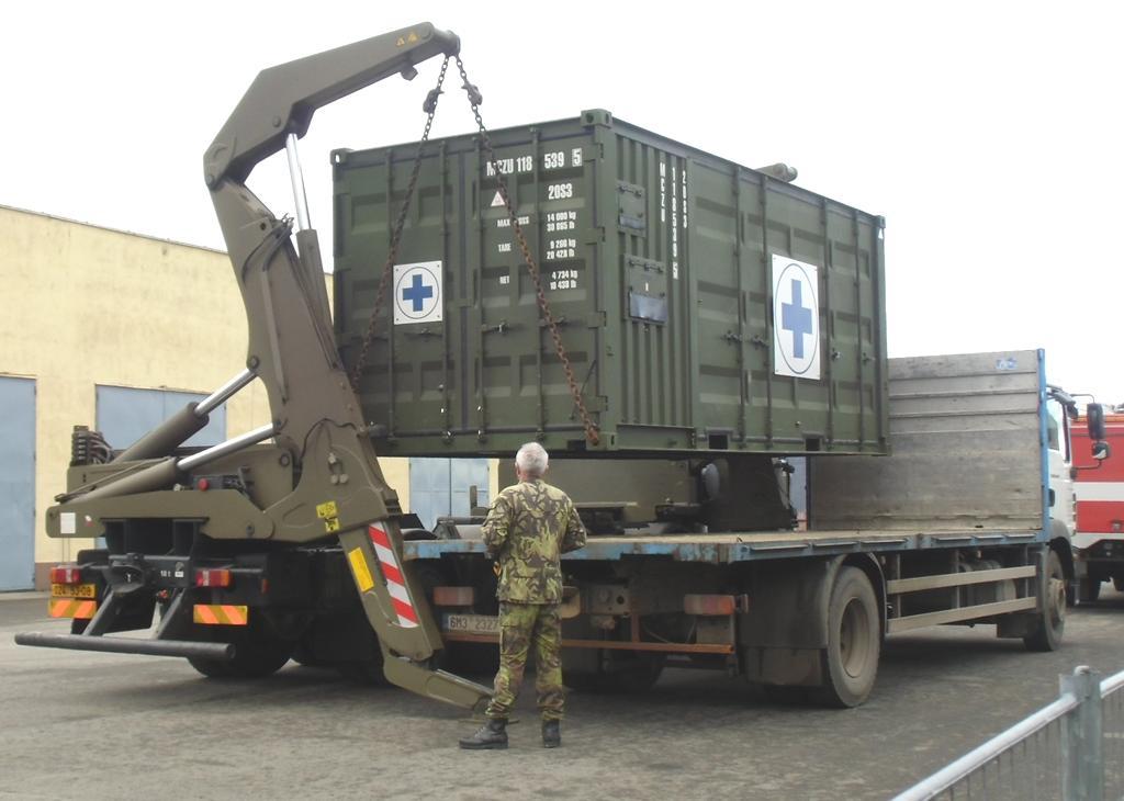 Zpravodaj vojenského zdravotnictví č. 1/2018 7 Obr. 4: Manipulace s kontejnerem PVP Prakticky byla ověřena možnost přepravy a manipulace s PVP při nakládce a snímání PVP z přepravního vozidla.