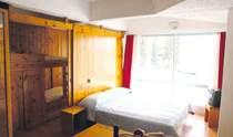 Ubytování se nabízí ve 106 pokojích a součástí hotelu je i vnitřní bazén a sauna.