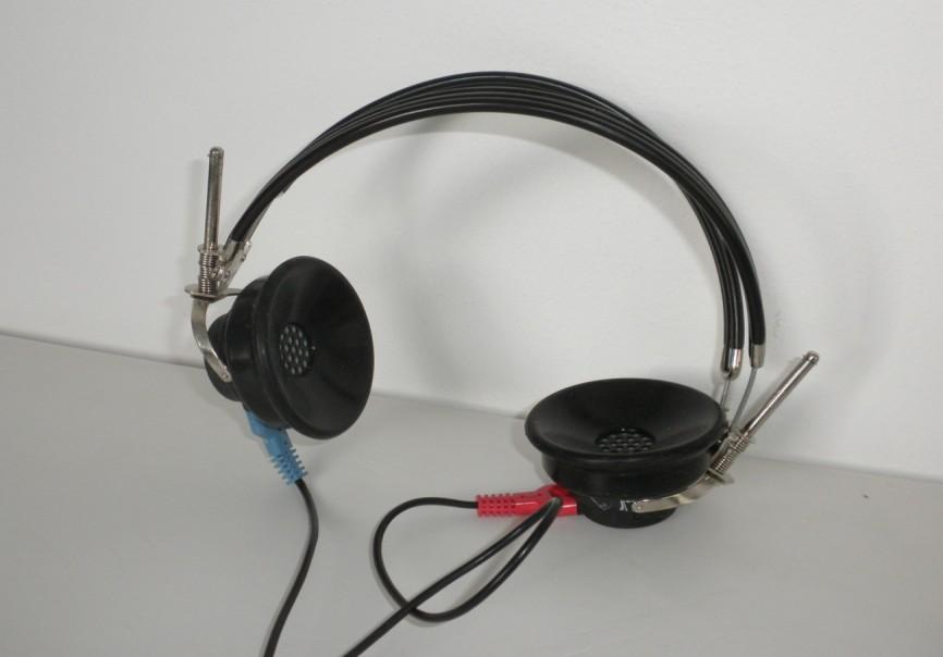 Druhým typem sluchátek jsou klasická, nasazovací sluchátka přes hlavu (headphones). U obou typů musí platit, aby správně přiléhala k hlavě a nedocházelo tak k únikům stimulů.