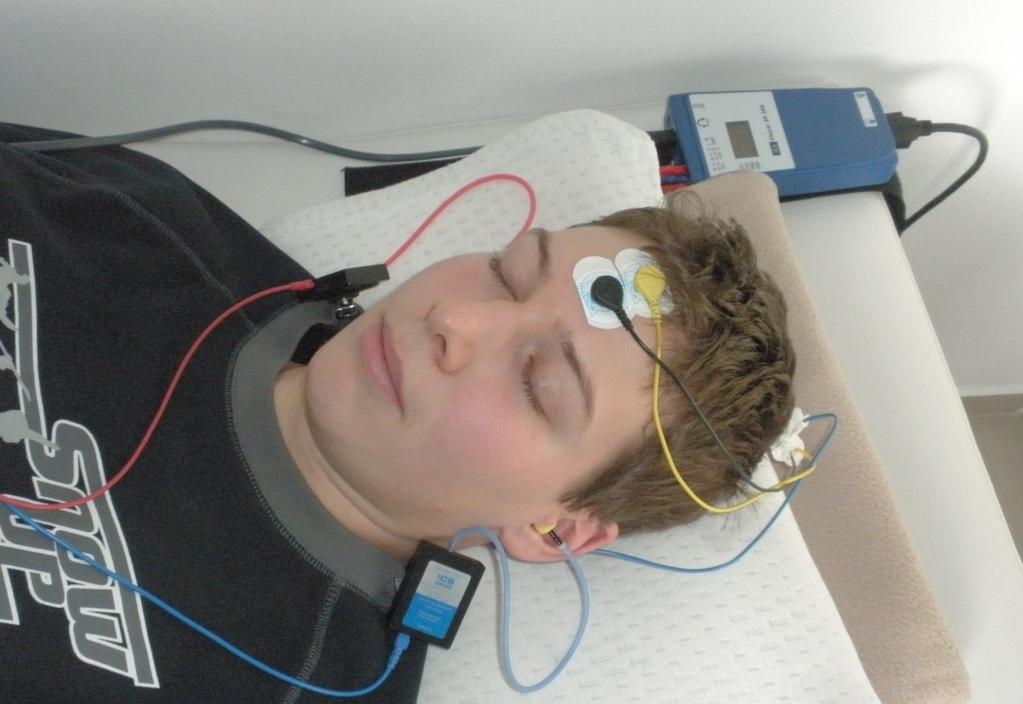Při umisťování elektrod na pokožku se musí dbát na jejich barevné označení, aby nedošlo ke špatnému vykreslení signálů.