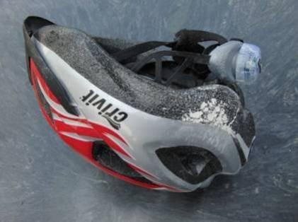 Obrázek č. 12 poškození cyklistické přilby po kolizi - test č. 202 Picture No. 12 helmet damage after collision - test No.
