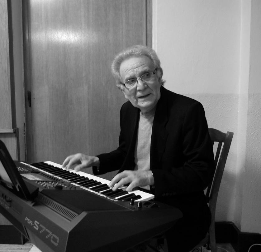 V hudební kavárně hraje na piano Vojtěch Trávníček Pravidelní návštěvníci si mohli před pátečním a nedělním představením posedět v naší festivalové hudební kavárně.