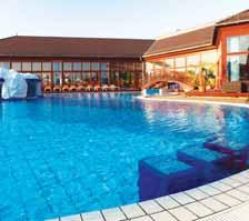 Skvostné hotelové Spa nabízí 6 bazénů s celkovou vodní plochou 3 500 m 2 (vnitřní a venkovní bazén s atrakcemi, plavecký bazén 20 m, 2 termální bazény plněné léčivou vodou z vlastního termálního