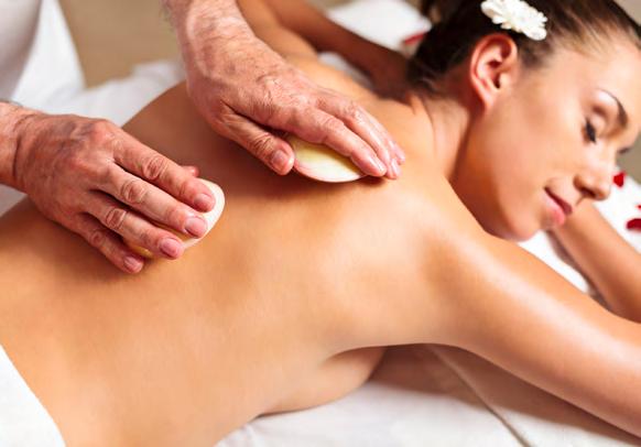 Masáže v našem moderním wellness pavilonu Ajurvédská olejová masáž (Ayurvedische Öl-Massage) Relaxační a regenerující masáž sezamovým olejem podporující tok energie v celém těle.