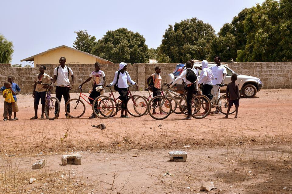 Cíle projektu v Gambii umožnit dětem v Africe cestu ke vzdělání na kole do školy, kola pro děti podpora vzdělávání v Africe, motivací k úspěšnosti