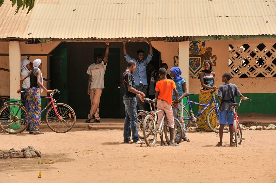 organizací Czech Bikes for Gambian Schools zásilku vyzvednou a převezou do zázemí společnosti v městečku Gunjur.