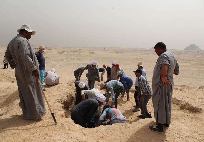 Vladimír Brůna provádí měření v pohřební komoře s geodetickou totální stanicí Leica TCR307 16. 10. 2016, Abúsír, Egypt V uplynulém týdnu jsme s prof.