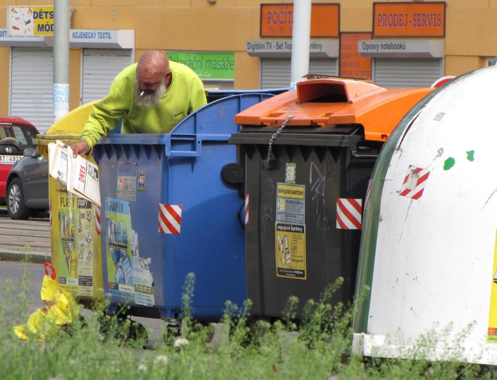 Žebrákovi v Pekingu trvá průměrně 3min, než prohlédne odpadkový koš, zda tam není něco k snědku či vratné obaly od nápojů tvoří tak důležitý prvek procesu