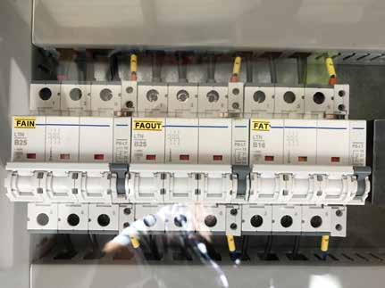 Obr. 7 Detail připojení části AC k hybridnímu systému jištění AC strany Jištění vstupu od distribuční sítě Jištění vstupu do zátěže / Load VAROVÁNÍ VAROVÁNÍ: Nebezpečí úrazu elektrickým proudem: