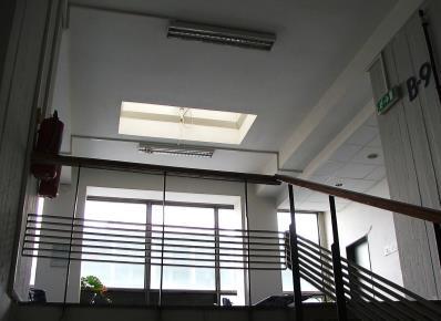 Kombinovaný způsob požárního větrání ČVUT v Praze, Fakulta stavební budova B Samočinně otvíravý střešní světlík impulz k otevření a spuštění nuceného přívodu vzduchu zajišťuje EPS 124 PPR 124 KP7A M.