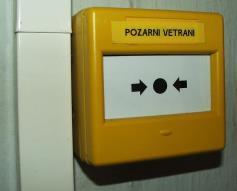 dispozičně stejné jako CHÚC A) Cíl = přetlak vzduchu (zajistí ventilátor) zcela zabrání případně výrazně omezí pronikání zplodin hoření do CHÚC Průtok přiváděného vzduchu je proměnný a zpravidla