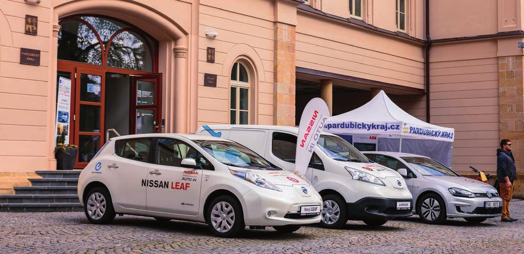 Návštěvníci měli možnost vyzkoušet si jízdu v elektromobilech, společná iniciativa členů Hi-tech inovačního klastru