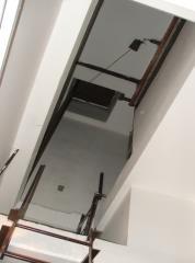Problematické požární větrání vnitřního schodiště Střešní světlík Vnitřní schodiště větrané střešním světlíkem s lankovým mechanismem otvírání (kladka);