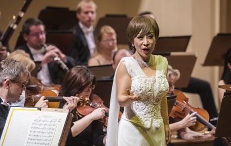 Sumi Jo a charmé le public pragois Le 17 décembre, l Orchestre PKF-Prague Philharmonia a accompagné la soprano sud-coréenne Sumi Jo lors d un concert à guichets fermés au Rudolfinum.