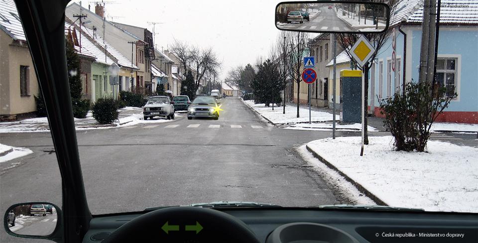 Ne, protože dopravní značka zakazuje zastavení.