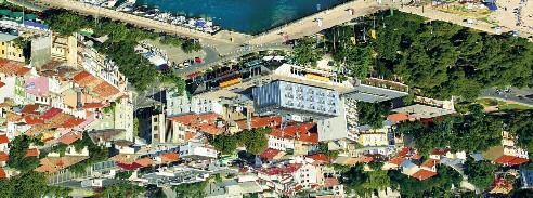 Nachází se na hlavní městské třídě Crikvenice, v blízkosti přístaviště. Hotel je centrálně vytápěn, má výtah. Pokoje jsou dvoulůžkové bez možnosti přistýlky a jednolůžkové.