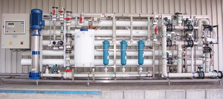 V předúpravě vody před osmózou se velmi často navrhuje dechlorační, filtrační, změkčovací zařízení a dávkování příslušných chemikálií pro stabilizaci vstupní vody do zařízení.