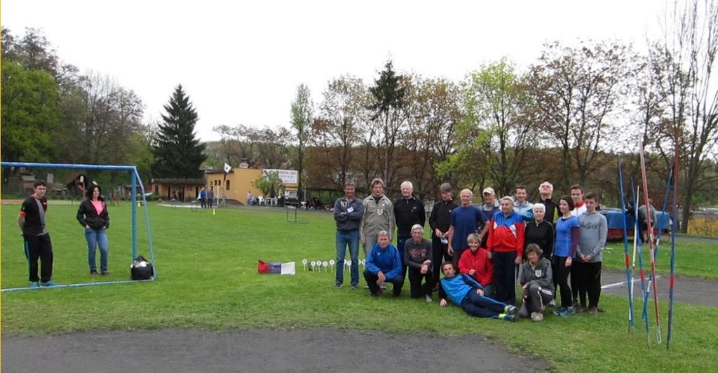 oštěp pořadí příjmení jméno klub nar. věk kat. výkon koefic. přepočt. ofic. náčiní oštěp 1. Jílek Pavel Dukla Praha 6.1.1929 87 85 21.86 2.6282 57.45245 57.45 400 2. Janouch Jiří Kostelec nad Čer.