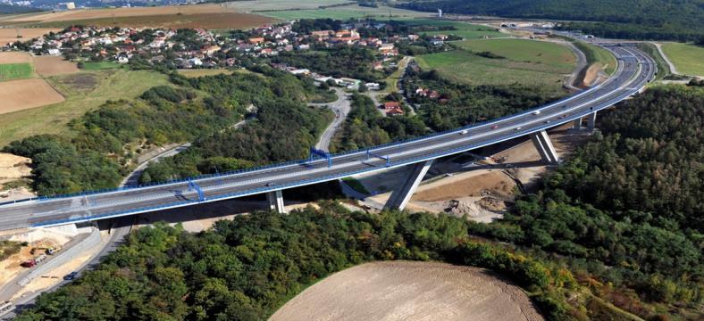 Společnost realizuje: Monolitické mosty na výsuvných a pevných skružích Betonové mosty Prefabrikované mosty Ocelobetonové mosty Rekonstrukce mostních