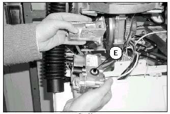 přístroji. Pokud přístroj má být používán na jiný druh plynu než na jaký byl předem nastaven, musí se clona E mezi plynovým ventilem a Venturiho trubicí na přívodu vzduchu vsadit. popř.