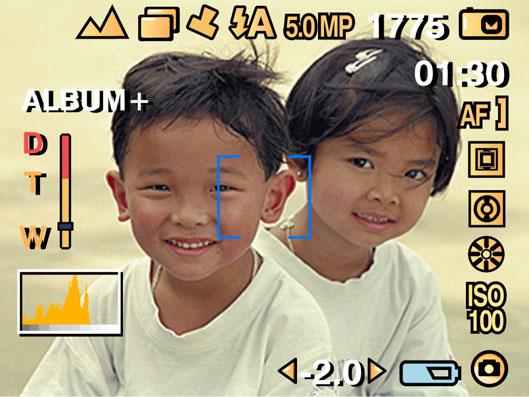 Fotografování a pořizování videozáznamů Význam ikon zobrazených při fotografování V režimu fotografování, není stisknuto žádné tlačítko Označení datem Burst (Řada snímků) Krajina/Blízký záběr Název